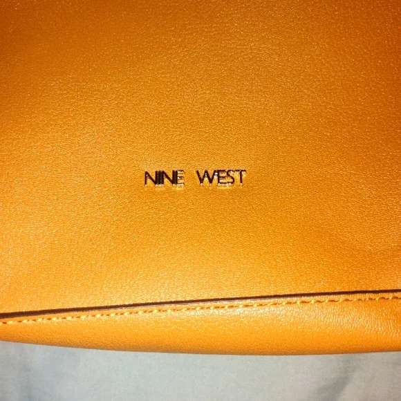 EUC Nine West Camel Tan Large Purse 2 Inside Pockets & Zipper Part Inside - Picture 2 of 5